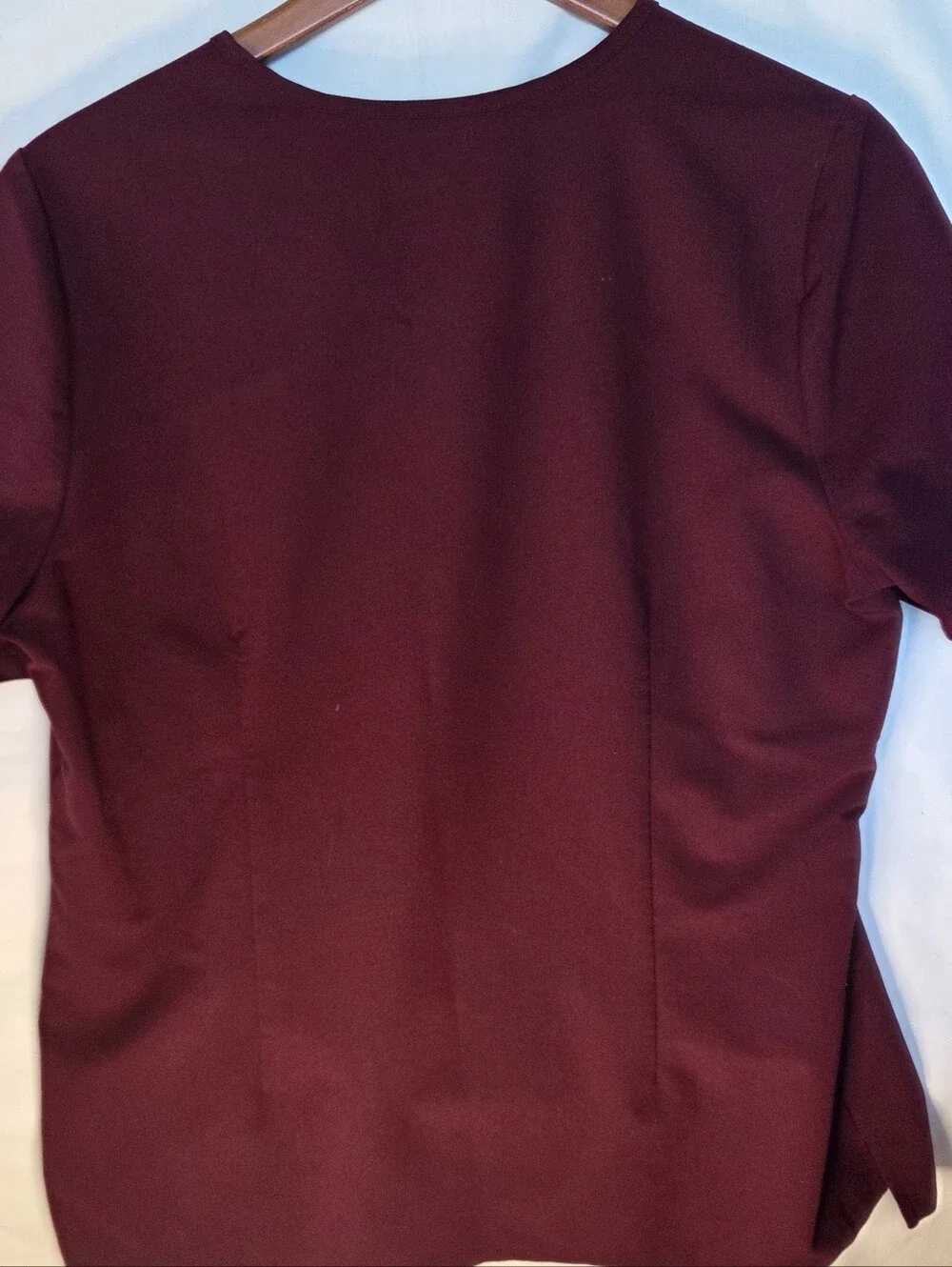 FIGS Catarina One Pocket Scrub Top Burgundy Women’s Sz L Short Sleeve Technical